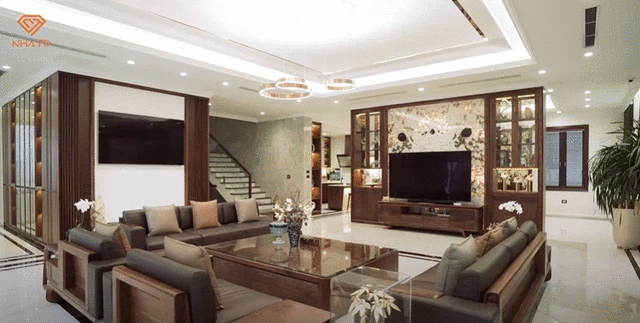 Bên trong căn biệt thự giống như một cung điện lộng lẫy với toàn bộ nội thất nhập khẩu. Ảnh: chụp màn hình Nhato
