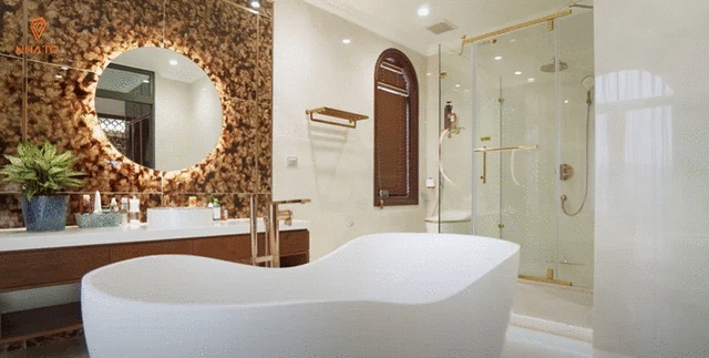 Phòng tắm và phòng ngủ đạt chuẩn khách sạn 5 sao. Ảnh: chụp màn hình Nhato