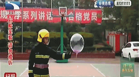 Dù được đưa đi cấp cứu kịp thời nhưng theo chẩn đoán từ bệnh viện, 2 người đàn ông trên đã bị bỏng cấp độ hai ở vùng tay và mặt. Đây cũng là lời cảnh tỉnh cho các bạn trẻ Việt Nam cân nhắc trước khi sử dụng loại bóng bay đang trở nên vô cùng thịnh hành này. Dù được đưa đi cấp cứu kịp thời nhưng theo chẩn đoán từ bệnh viện, 2 người đàn ông trên đã bị bỏng cấp độ hai ở vùng tay và mặt. Đây cũng là lời cảnh tỉnh cho các bạn trẻ Việt Nam cân nhắc trước khi sử dụng loại bóng bay đang trở nên vô cùng thịnh hành này.