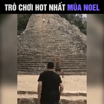 Để bắt đầu trò chơi đang hot cho lễ Giáng Sinh năm nay, bạn cần kiếm 1 đối tác chiến lược, tốt nhất là bạn thân. Sau đó, một đứa đứng làm trụ, một đứa từ phía xa lao tới, hai người thay phiên nhấc nhau lên rồi xoay vòng, nhưng hãy nhớ đảm bảo rằng lúc nào cũng chỉ có một đôi chân chạm đất.