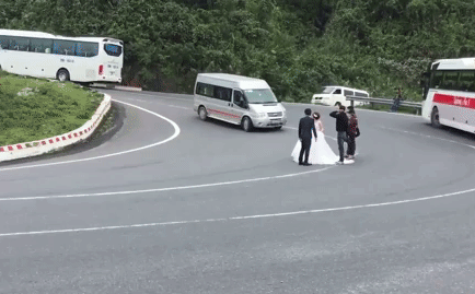 Từ lâu nay, đèo Hải Vân là được biết đến như địa điểm chụp ảnh cưới tự nhiên cực đẹp với cảnh quan kì thú. Tuy nhiên, con đèo tuyệt đẹp cũng này là tuyến đường huyết mạch và ở một số đoạn thường có rất đông xe cộ qua lại và việc đứng giữa đường chụp ảnh cưới của các cặp đôi sẽ là hiểm họa khôn lường đối với các tài xế.
