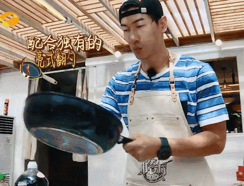 Theo trí tưởng tượng của bạn thì phái mạnh đứng nấu ăn là phải như một nam thần vậy. Mà có lẽ từ nam thần chẳng đủ để mô tả sự quyến rũ của họ.