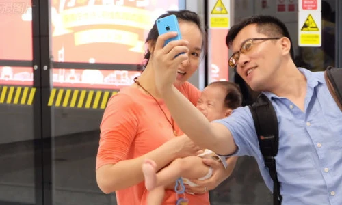 Ảnh 50 bà mẹ vạch áo cho con bú tập thể 