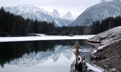 Địa điểm hoang dã hút khách du lịch bơi trong mùa đông