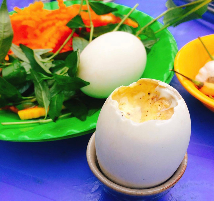 Trứng tan có lòng đỏ và lòng trắng quyện vào nhau tạo thành hỗn hợp vàng nhạt. Đây chính là trứng gà ấp dở, giàu chất dinh dưỡng, chứa nhiều đạm nên ăn bổ dưỡng, tốt cho sức khỏe. Thực chất, kiểu trứng này có tại nhiều nơi, song chỉ ở Quy Nhơn (Bình Định) mới được gọi bằng tên độc đáo như vậy. Ảnh: Ngan.l.quynh.