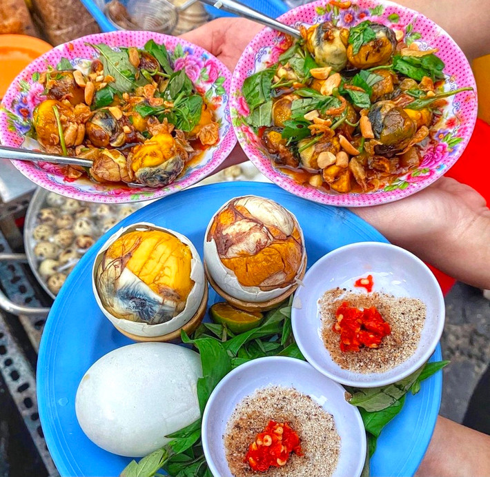 Trứng vịt lộn thơm ngon, bổ dưỡng, song bởi món ăn được chế biến từ bào thai vịt con khiến nhiều người (đặc biệt là thực khách phương Tây) khó chấp nhận nếm thử. Tại bảo tàng Disgusting Food (Thụy Điển) có trưng bày, giới thiệu trứng vịt lộn thuộc danh sách món ăn kinh dị. Ảnh: Homnay_tuiangi.