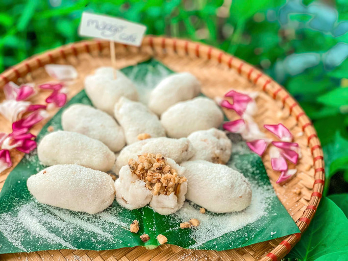 Bánh xoài Hội An không làm từ xoài như bánh xoài Nha Trang. Người ta cho rằng gọi là bánh xoài có thể vì trông bánh giống quả xoài hay hạt xoài. Bánh xoài Hội An gồm lớp bột nếp bọc nhân đậu phộng, đường... ngọt ngào. Để tránh độ dính, bánh được phủ ngoài một lớp bột áo trắng tinh. Ảnh: Kimkhanh2002.