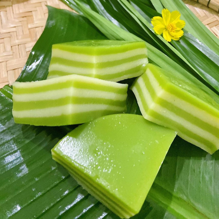 Bánh da lợn khá phổ biến ở miền Tây, thường có mặt trong đám giỗ, đám tiệc hoặc phục vụ như món bánh ngọt dân dã. Bánh được làm từ bột năng, bột gạo, đường, nước cốt dừa, đậu xanh, vani... trong đó không thể thiếu lá dứa để tạo nên màu xanh đặc trưng của bánh. Bánh da lợn được đổ thành nhiều lớp xếp chồng lên nhau, xen kẽ 2 màu xanh, vàng đẹp mắt, với kích thước có thể theo khuôn nhỏ, hoặc đổ thành ổ bánh lớn, khi ăn mới xắt thành từng miếng. Ảnh: Bong.thitbo.