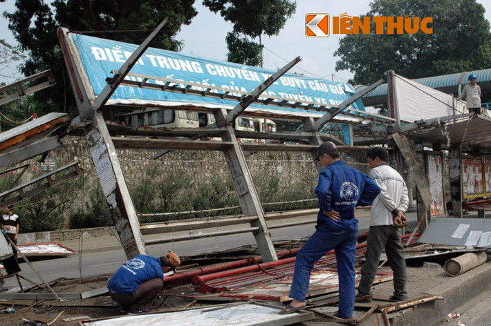 Tiến hành cắt chân các trụ cột của trạm trung chuyển.