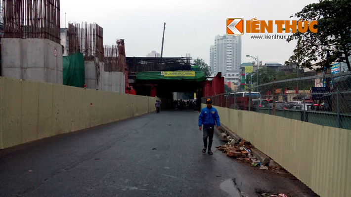 Theo người dân trong khu vực, vào thời điểm trên, cần cẩu sắt đang kéo những thanh sắt lên các đỉnh trụ của đường sắt trên cao thì các thanh sắt rơi xuống, trúng 3 người đi xe máy. Trong đó, có 2 người đi bên trong và 1 người đi phía ngoài ở làn đường dành cho xe buýt. Vụ tai nạn đã khiến 1 người đàn ông đi trên làn đường bên trong tử vong tại chỗ, 2 người còn lại bị thương, phải nhập viện.
