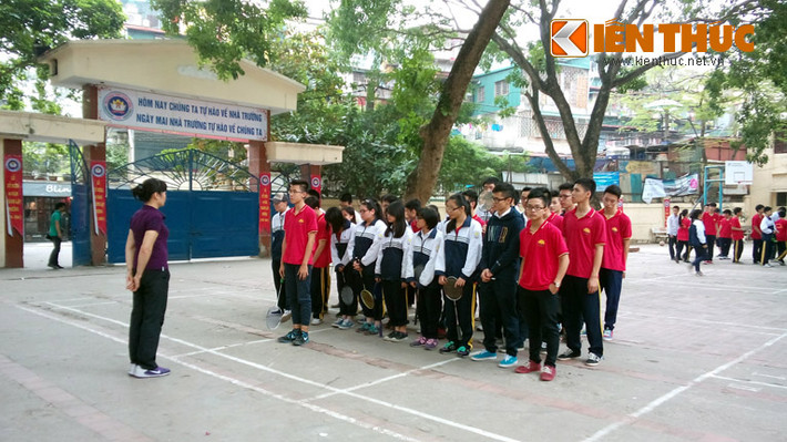 Sân trường cũng là nơi học thể dục của các em học sinh.
