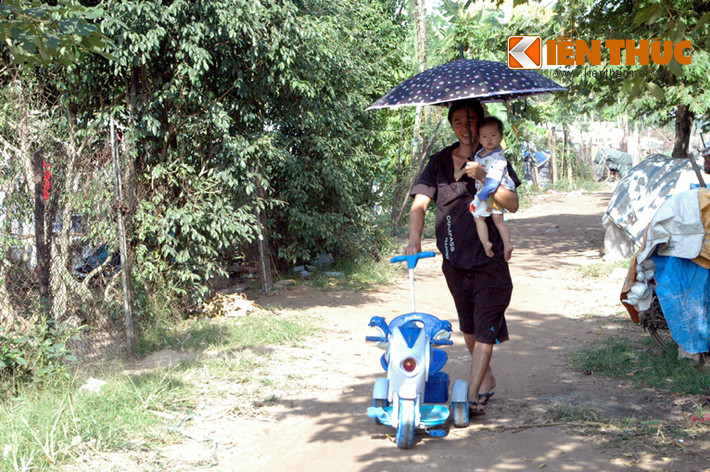 Anh Nguyễn Văn Khánh (27 tuổi, quê Vĩnh Phúc) đưa con gái 8 tháng tuổi sang nhà hàng xóm chơi. Anh Khánh chia sẻ: "Gia đình tôi không có điều kiện, lại neo người nên tôi phải ở nhà chăm con, vợ đi bán hàng. Vợ chồng tôi làm cả tháng may ra dư được 2-3 triệu, nếu thuê ở trọ bên ngoài, chúng tôi không trụ được".