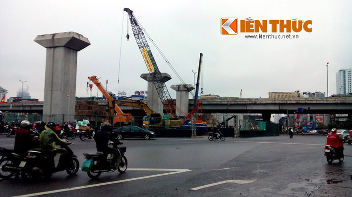 Còn đây là khu vực ngã tư Nguyễn Trãi - Nguyễn Xiển, quận Thanh Xuân, Hà Nội với các loại máy móc cùng công nhân đang hoạt động dưới đường sắt.