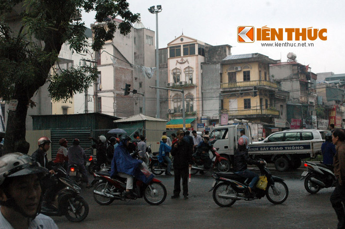 Cơ quan công an phong tỏa hiện trường...