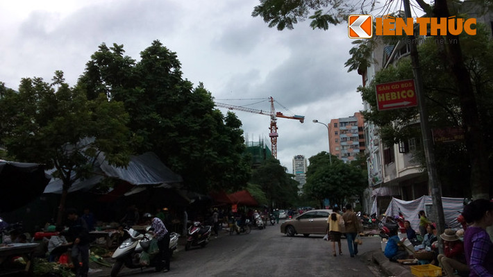 Phía dưới là khu chung cư đông đúc và chợ tạm cạnh công trường.