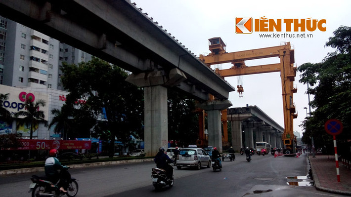Còn đây là công trình nằm "chình ình" giữa lòng đường, cạnh Học Viện An ninh, Hà Nội.