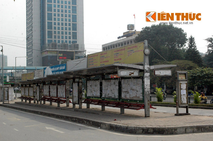 Ghi nhận của PV Kiến Thức vào khoảng 11h ngày 22/11, một số công nhân đang khẩn trương dỡ bỏ trạm trung chuyển xe buýt ở khu vực đối diện trường ĐH Giao thông vận tải.