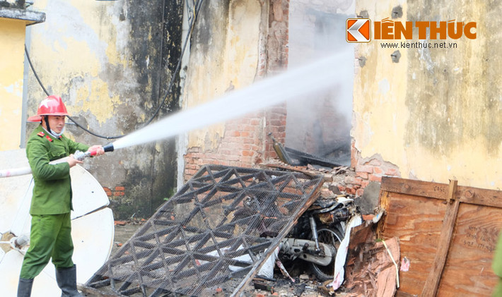 Nước liên tục phun vào khu vực cháy.