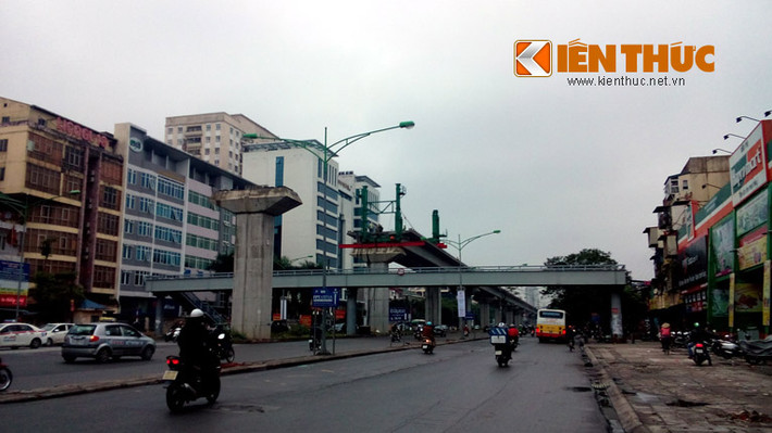 Tuy nhiên, theo ghi nhận của PV Kiến Thức vào khoảng 8h -9h30 ngày 7/11, vẫn thấy các công nhân làm việc trên tuyến đường sắt trên cao đoạn cạnh ngã ba Nguyễn Trãi - Nguyễn Quý Đức, quận Thanh Xuân, Hà Nội.