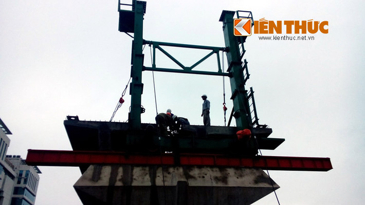 Một người đang chỉ đạo nhóm công nhân thi công công trình.