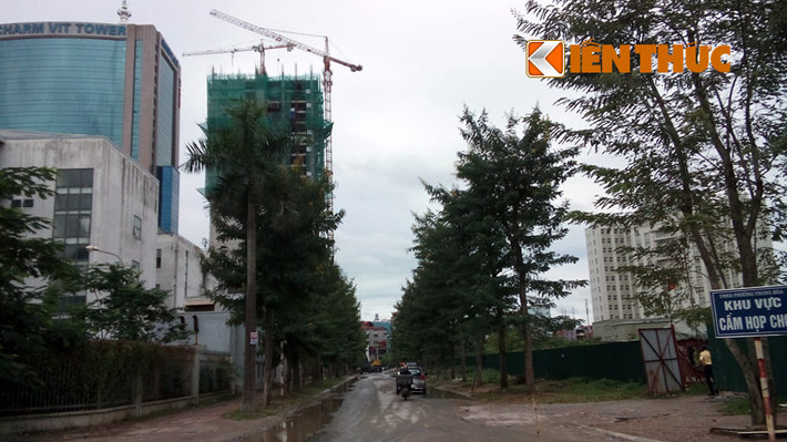 Đây là hình ảnh tại công trường xây dựng trên đường Trần Duy Hưng, đoạn cạnh đường Hoàng Đạo Thúy. Khu này rất ít người dám đi qua vì chiếc cần cẩu treo lơ lửng phía trên.
