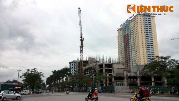 Một cần cẩu của công trường xây dựng cạnh ngã tư Lê Đức Thọ - Hàm Nghi (quận Cầu Giấy) vươn như vòi bạch tuộc chờ "bắt" người đi đường.