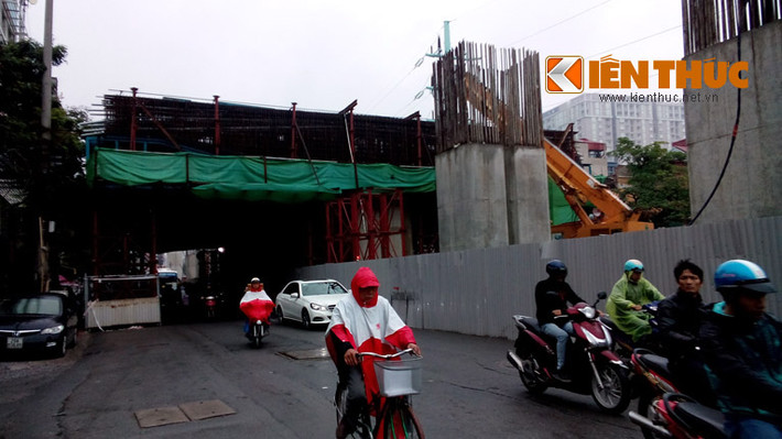 Giàn giáo phủ kín mặt đường Hoàng Cầu, quận Đống Đa, Hà Nội với sự che chắn sơ sài.