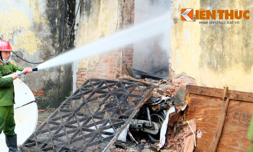 Một số người dân chứng kiến vụ cháy cho biết, vào thời điểm trên, họ nhìn thấy khói và lửa bùng phát ở xưởng gỗ nằm trong khuôn viên Trung tâm khí tượng thủy văn Quốc gia.