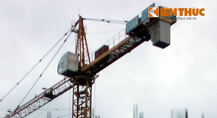 Sau vụ sập giàn giáo đường sắt trên cao, nhiều người không khỏi lạnh gáy bởi những cái bấy chết người ở Thủ đô. Theo khảo sát của PV Kiến Thức, tại các tuyến đường thuộc địa bàn quận Nam Từ Liêm, Cầu Giấy, Thanh Xuân, Hà Đông... (Hà Nội) có khá nhiều khối sắt khổng lồ cõng những cục bê tông nặng hàng tấn treo trên đầu người đi đường.