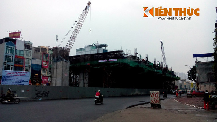 Những bó sắt tua tủa ở trên đầu người đoạn cạnh ngã tư Nguyễn Xiển - Nguyễn Trãi.