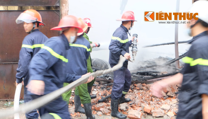 Tiếp đó, ngọn lửa lan sang kho của Công ty Cổ phần khí tượng thủy văn và thiết bị môi trường Việt Nam.
