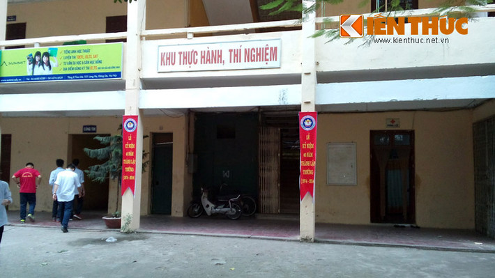 Tòa nhà cao 3 tầng, nơi có khu vực thực hành, thí nghiệm và y tế.