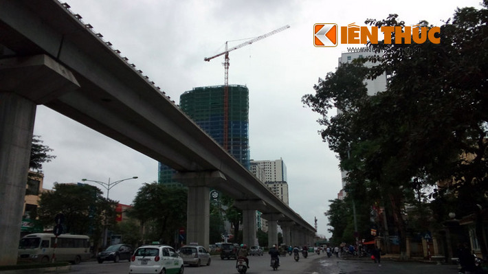 Hàng tấn sắt cùng những khối bê tông của công trường xây dựng đối diện số nhà 157 đường Trần Phú (quận Hà Đông) là mối đe dọa với người tham gia giao thông tại khu vực này.