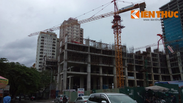Cây cần cẩu đang vươn ra đường Lê Văn Thiêm (quận Thanh Xuân).