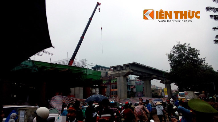 Khu vực cần cẩu rơi sắt khiến 1 người chết tại chỗ, 2 người nhập viện.