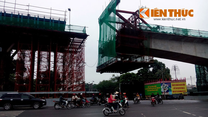 Thậm chí, trước khi vụ tai nạn thương tâm xảy ra, không ít người dân đi qua tuyến đường đang thi công, đặc biệt là ở những điểm thi công nhà ga cũng đã bày tỏ sự lo lắng bởi những nguy hiểm chết người luôn rình rập.