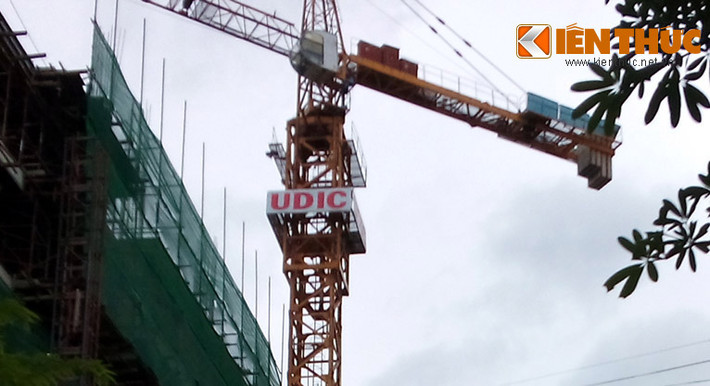Tại công trường xây dựng trên đường Lê Văn Lương (quận Thanh Xuân), chiếc cần cẩu quay ra đường, bên trên cần cẩu treo hàng tấn bê tông.