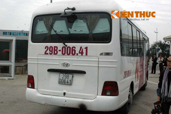 Chiếc xe đưa người thân ra khu vực đón di hài 3 mẹ con chị Minh phía trong sân bay Nội Bài.