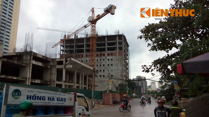 Còn đây là khối bê tông giọi xuống đầu người tham gia giao thông.