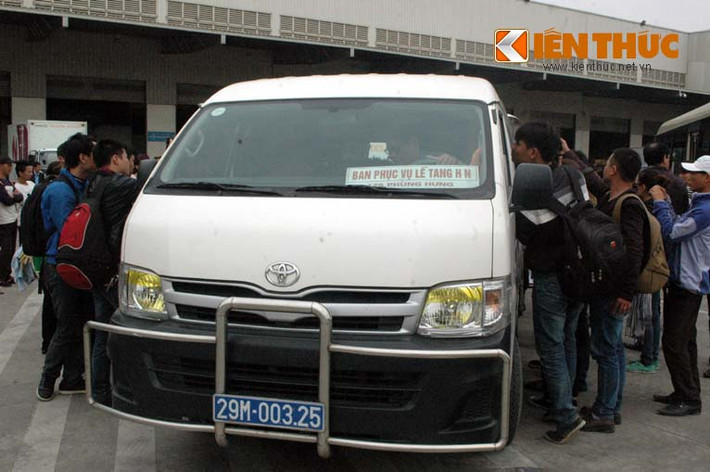Xe tang đưa 3 mẹ con chị Ngọc Minh về nhà tang lễ. Theo thông tin ban đầu, lễ an táng 3 mẹ con chị Ngọc Minh sẽ được diễn ra tại Nhà tang lễ Phùng Hưng, Hà Nội vào ngày 17/11.