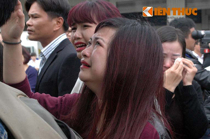 Di ảnh 3 mẹ con chị Ngọc Minh được đưa lên xe tang, người thân nhìn theo và khóc.