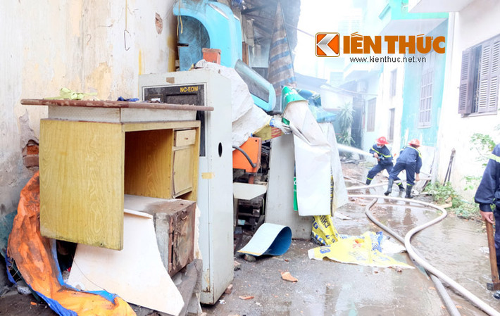 Các vật dụng được vận chuyển khỏi rơi xảy ra cháy.