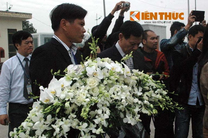 Những lẵng hoa trắng được người thân mang đến sân bay.