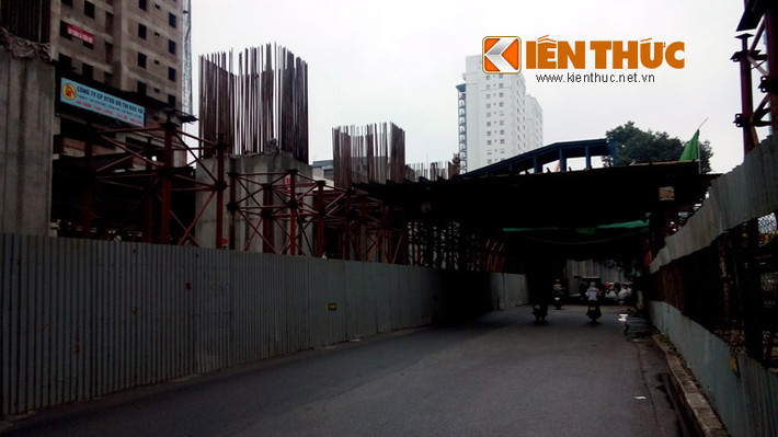 Không phải ai cũng "cứng" tâm lý để đi qua khu vực công trường ngay trước số nhà 153 đường Trần Phú, quận Hà Đông, Hà Nội.