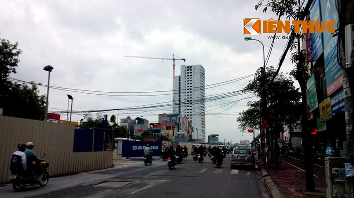 Cây cần cẩu dài hàng chục mét của một công trình xây dựng cạnh chợ Cầu Diễn (quận Nam Từ Liêm) khiến những người dân sống ở chung cư và các khu nhà cạnh đấy luôn nơm nớp lo sợ.