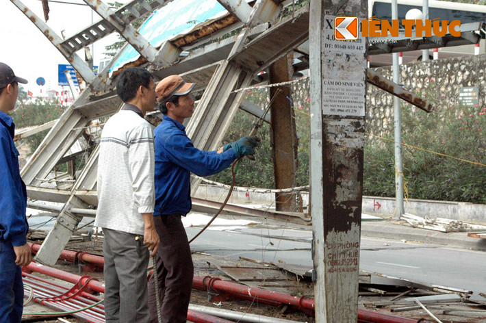 Các công nhân đang khẩn trương làm việc.