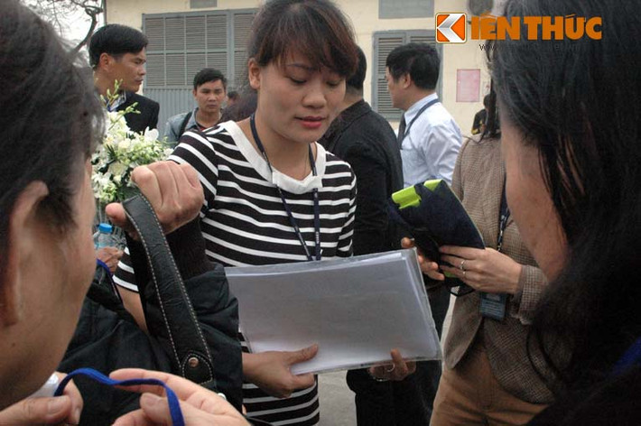 Nhân viên ga hàng hóa phát thẻ cho người thân nạn nhân chị Minh vào tận sân bay đón di hài 3 mẹ con.
