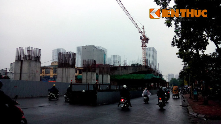 Những mối nguy hiểm đang rình rập người đi đường ở cạnh ngã ba Nguyễn Trãi, Khương Đình, quận Thanh Xuân, Hà Nội.