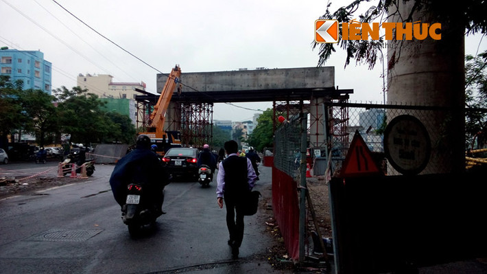 Giữa đường Hoàng Cầu đoạn cạnh hồ Hoàng Cầu, Đống Đa, Hà Nội, không chỉ có sắt thép mà còn xuất hiện những khối bê tông khổng lồ.