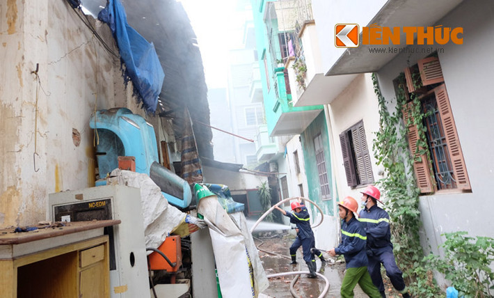Các chiến sĩ PCCC liên tục dập lửa.